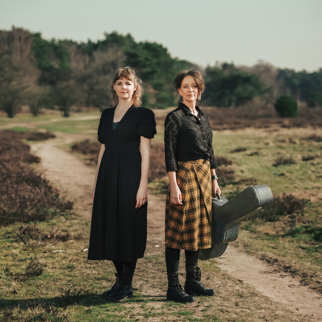 The Lasses - The Rocky Road 26-27